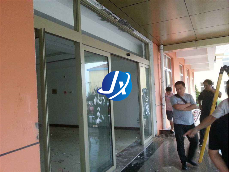 玻璃门的安装过程 玻璃门安装所需的配件有哪些